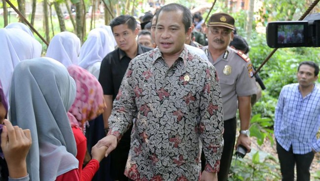 "Sekarang banyak yang mau mengail di air keruh. Mulai ada calo dana desa di beberapa provinsi dengan kira-kira dapat Rp 15 juta per desa," ungkap Marwan.