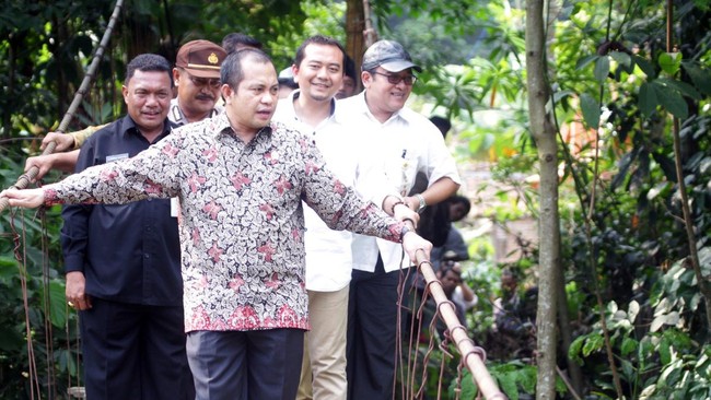 Hindari penyelewengan pengucuran dana ke lebih dari 73 ribu desa, Menteri Marwan minta bantuan KPK sebagai pengawas.