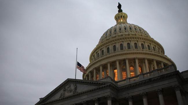 Pria itu menembak dirinya sendiri, disaksikan oleh puluhan wisatawan di kompleks Capitol. Sebelum bunuh diri, dia meneriakkan protes soal pajak di Amerika.