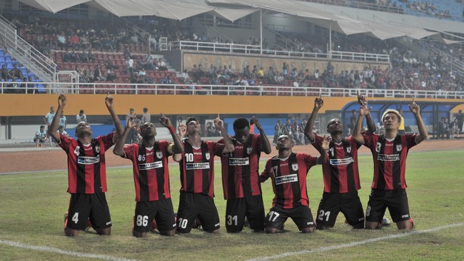 Meski kisruh sepak bola nasional tak kunjung berakhir, salah satu wakil Indonesia di Piala AFC, Persipura Jayapura, terus menunjukkan penampilan impresif.