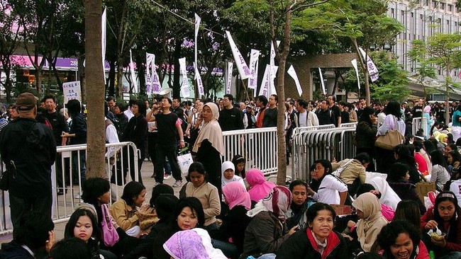Dengan mengajukan suaka politik, WNI overstayer punya waktu satu atau dua tahun lagi tinggal di Hong Kong. Selama peninjauan suaka, mereka dapat tunjangan.
