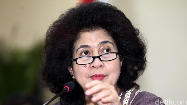 Menteri Kesehatan Nila Moeloek meminta setiap daerah meningkatkan kualitas pelayanan kesehatan untuk masyarakat.