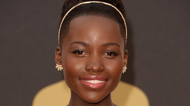 Lupita Nyong'o melejit sebagai aktris kulit hitam populer. Ia menggeser konsep cantik yang dulu harus berkulit putih. Tapi di Indonesia, konsep itu tak berlaku.