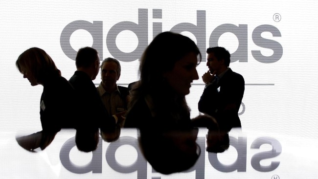 Tiga mantan karyawan Nike dituduh telah membelot ke Adidas dan membocorkan rancangan sepatu terbaru mereka.