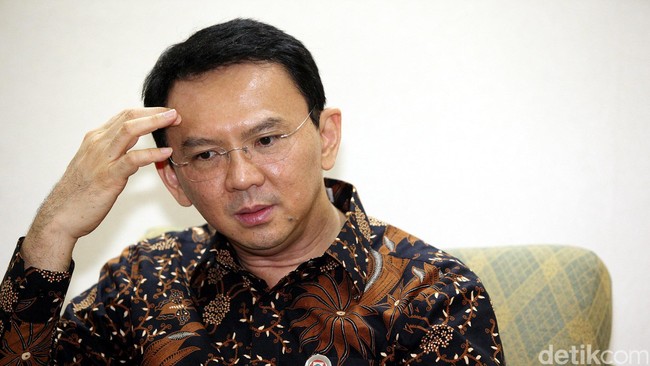 Prihal keberhasilan Persib menjuarai Liga Super Indonesia, Basuki Tjahaja Purnama (Ahok) berkata bahwa suporter Persija harusnya senang dengan hal itu.