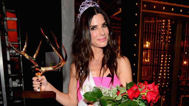 Sandra Bullock patut berbangga. Bagaimana tidak, baru-baru ini ia terpilih sebagai perempuan paling cantik di tahun 2015.