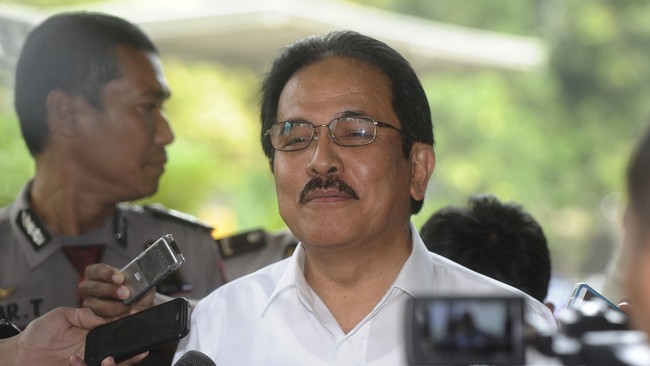 Pemerintah menuding tingginya utang valas swasta sebagai penyebab pelemahan rupiah terhadap dolar AS.
