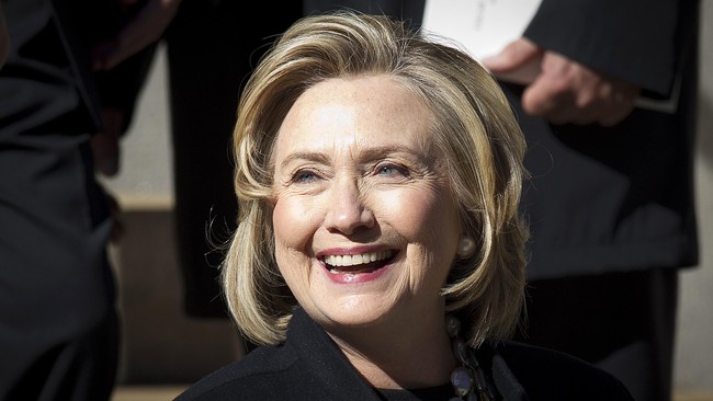 Mencoba menampilkan citra yang merakyat, Hillary Clinton memulai kampanye di sebuah kedai kopi dan perguruan tinggi di negara bagian Iowa.