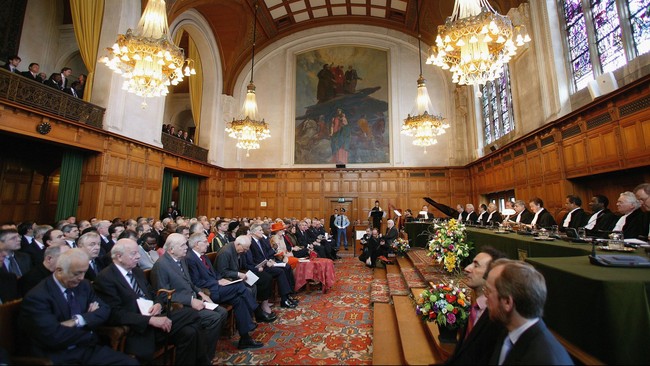 Para hakim yang memimpin sidang 1965 bukan orang sembarangan. Salah satunya pernah memimpin penuntutan terhadap Presiden Serbia Slobodan Milosevic.
