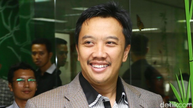 Menteri Pemuda dan Olahraga, Imam Nahrawi, bertemu dengan Wakil Presiden Jusuf Kalla untuk meminta izin agar proyek hambalang bisa diteruskan.