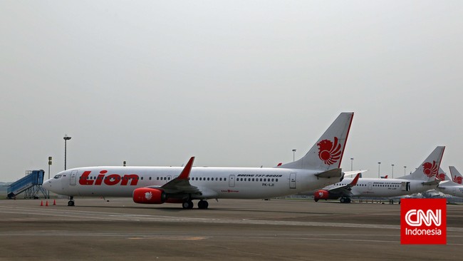 Penumpang pesawat udara masih memblokir akses di Terminal 3 Bandara Soekarno-Hatta, Jumat (20/2) pagi ini.