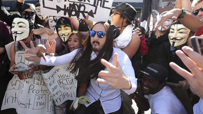 Pengunjung konser Steve Aoki, Brittany Hickman, mengalami patah leher setelah tertimpa rakit penyelamat dan Aoki yang melompat ke atasnya. 
