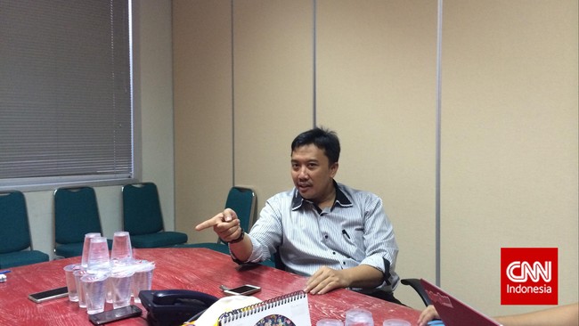 Menteri Pemuda dan Olahraga Imam Nahrawi menantang orang-orang yang takut terhadap tim sembilan yang akan mengevaluasi pengelolaan sepak bola Indonesia.