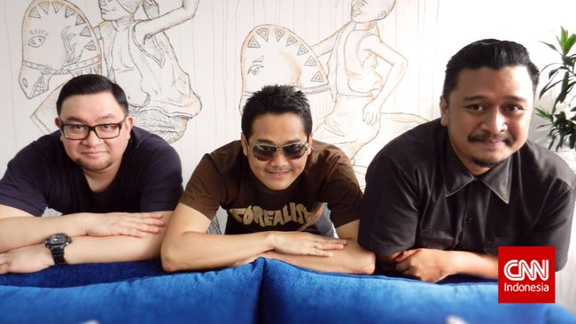Band indie Sore merilis mini album hari ini, Jumat (21/11). Uniknya, Sore menawarkan musik 'sederhana', dijual dengan kemasan kaset.
