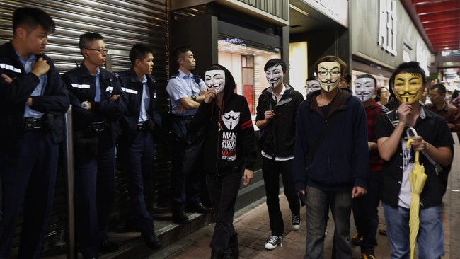 Polisi yang mempergunakan tongkat pemukul dan pelindung diri terlibat bentrokan dengan para mahasiswa yang menuntut demokrasi lebih luas di Hong Kong.&nbsp;