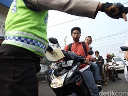SIM Difoto Pakai HP, Bisa Dipakai saat Kena Razia?