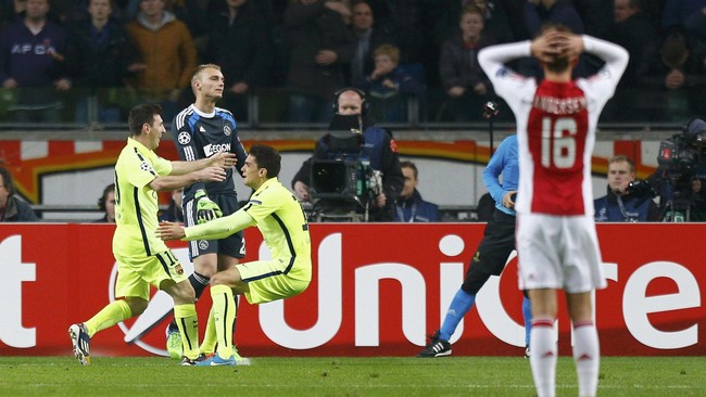 Barcelona menyusul Paris Saint Germain lolos ke babak 16 Besar Liga Champions setelah klub Spanyol tersebut menundukkan Ajax Amsterdam 2-0.
