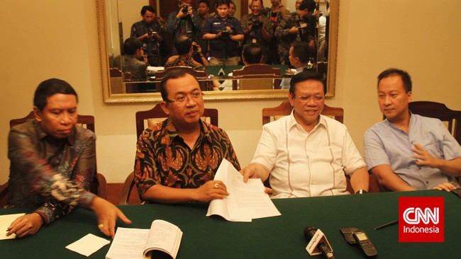 Syarat dukungan 30 persen suara untuk maju dalam pencalonan Ketua Umum Partai Golkar dinilai mempersulit kader muda yang ingin menjadi pimpinan partai.