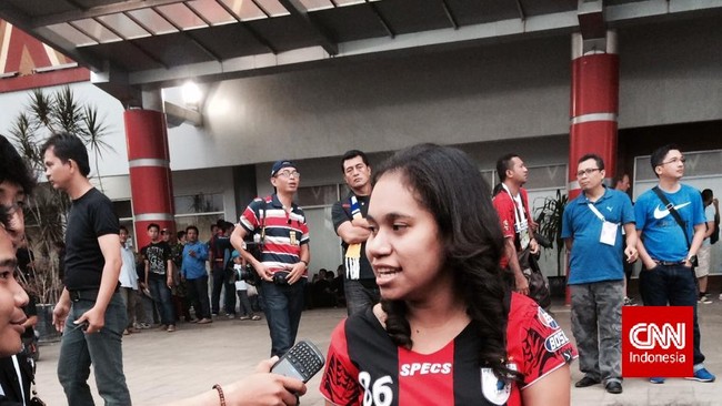 Istri Boaz, Adelina berharap Persipura dapat mematahkan "kutukan" tak dapat menang di tahun genap dalam laga final LSI melawan Persib Bandung, Jumat (7/11).