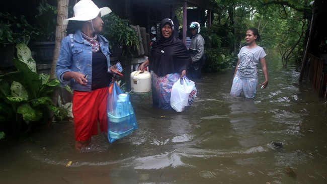 Gubernur DKI Jakarta Ahok mengatakan Pemprov DKI Jakarta tidak sepenuhnya siap atasi banjir tahun ini.