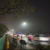Hujan lebat mengguyur Palembang setelah berbulan-bulan kemarau dan dibekap asap karhutla. Masyarakat bersuka cita, berharap mengakhiri kesulitan.