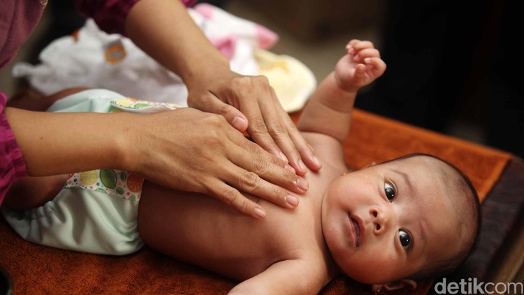 Nggak perlu jauh-jauh kalau mau memijatkan bayi. Kita juga bisa melakukannya sendiri, lho.