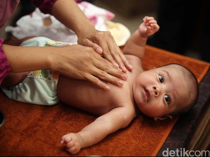 Mau Coba Pijat Bayi Sendiri di Rumah? Perhatikan Dulu Hal Ini