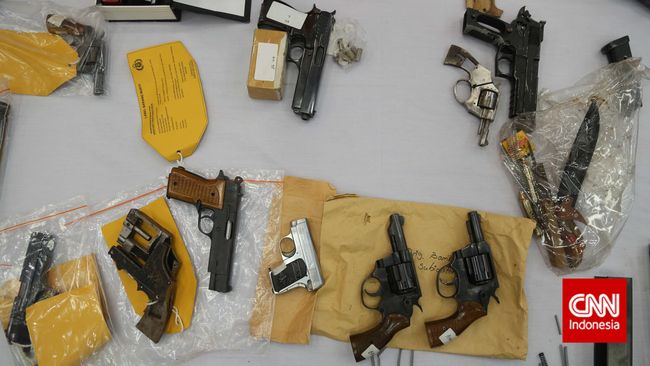 Polisi Bongkar Jaringan Filipina Pemasok Senjata Api ke Papua Polisi menangkap tiga tersangka kasus perdagangan senjata api ilegal buatan pabrik dari Filipina yang masuk Papua dan Papua Barat.