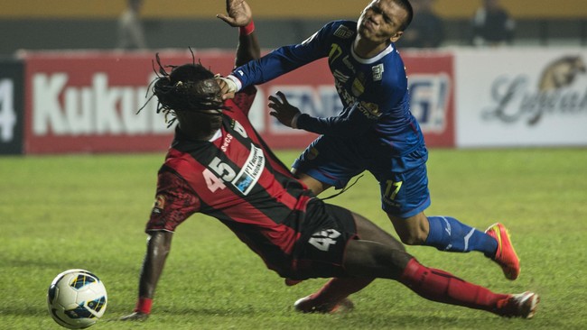 "Saya tidak menyalahkan wasit, tapi ya, inilah sepak bola kita," ujar asisten pelatih Persipura, Mettu Duaramuri, usai laga final melawan Persib Bandung.