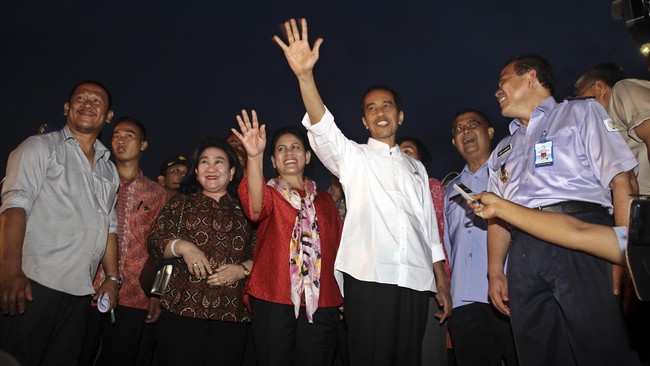 Presiden Joko Widodo menekankan pentingnya pembangunan infrastruktur di wilayah perbatasan Indonesia agar tidak kalah dengan negara lain.