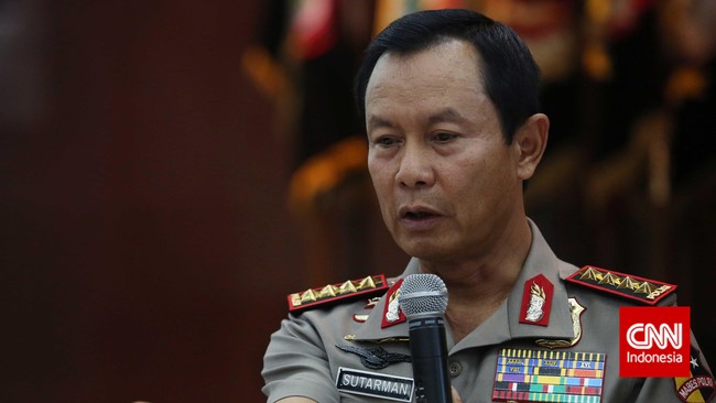 Kepala Kepolisian Jenderal Sutarman menyambangi pusat krisis kecelakaan AirAsia QZ8501 di Markas Polda Jawa Timur, Senin (5/1).