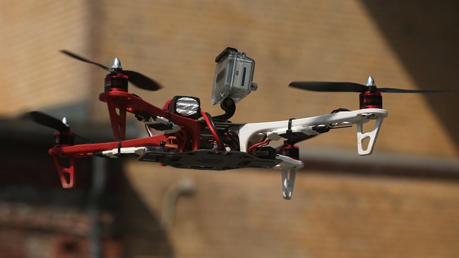 Drone melayang di ketinggian 500 meter di lokasi ujian masuk universitas Tiongkok dan akan mendeteksi sinyal radio dari ear phone yang dipakai untuk komunikasi.