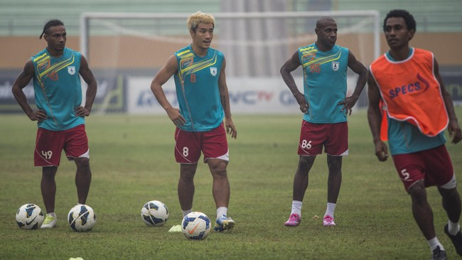Manajemen Persipura berharap pihak pemerintah daerah dan swasta bisa memberi bonus jika Boaz Solossa dan kawan-kawan juara Liga Super Indonesia.