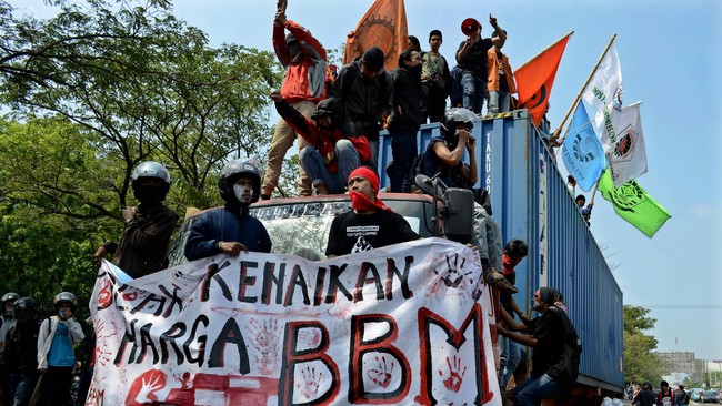 Pasca pemerintah menaikkan harga solar bersubsidi sebesar Rp 2.000 per liter, Organda Pelabuhan Tanjung Perak akan menaikkan tarif angkutan sebesar 35 persen.