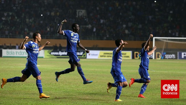 Tampil di kandang sendiri, Persib Bandung yang menjamu Semen Padang tampil menyerang dan berhasil unggul sementara di babak pertama dengan skor 1-0.