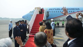 Bertolak ke Malaysia, Nusron dan Hanif Dampingi Jokowi