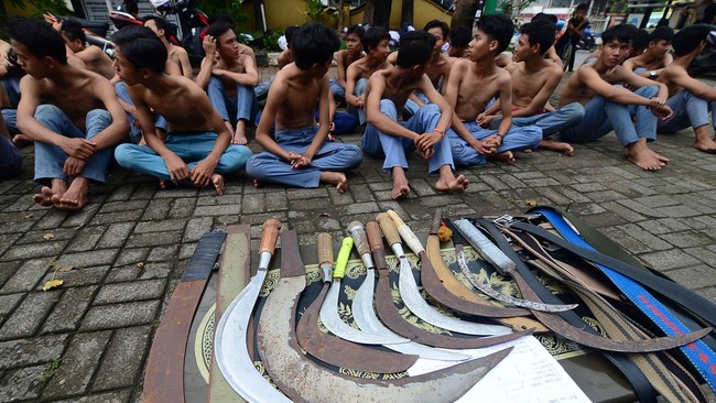 Polisi menangkap tiga pelajar di Depok karena merekam persiapan tawuran yang memperlihatkan senjata tajam. Tawuran akhirnya digagalkan.