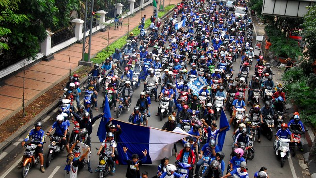 Tak hanya bobotoh, Kota Bandung dipadati ribuan pendukung Persib yang merayakan usainya puasa gelar klub Maung Bandung ini dengan mengalahkan Persipura.