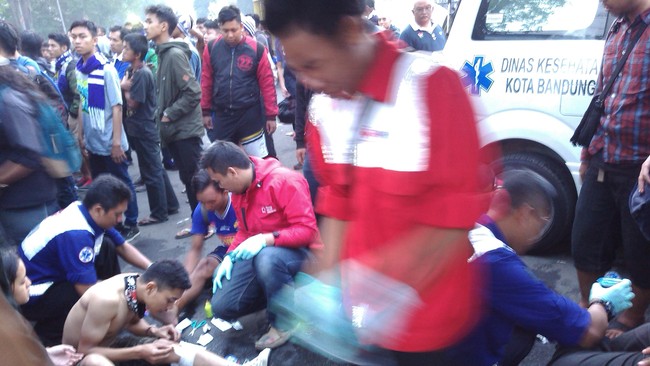 Rombongan bus suporter Persib Bandung dilempari saat dalam perjalanan pulang ke Bandung, Viking dan Persib minta kepolisian bertindak tegas terhadap aksi itu.