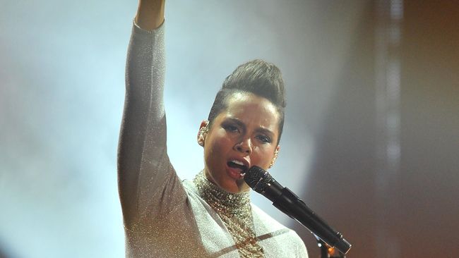Di Tahun Baru nanti, Alicia Keys tidak hanya merayakannya bertiga saja. Karena Keys baru saja dapat "hadiah", seorang bayi lelaki bernama Genesis Ali Dean.