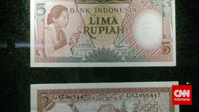 Uang kertas rupiah pertama kali beredar di Indonesia pada 30 Oktober 1946. Kini, tanggal tersebut diperingati sebagai Hari Oeang Republik Indonesia.