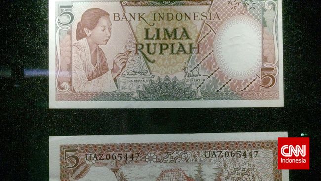Uang kertas rupiah pertama kali beredar di Indonesia pada 30 Oktober 1946. Kini, tanggal tersebut diperingati sebagai Hari Oeang Republik Indonesia.