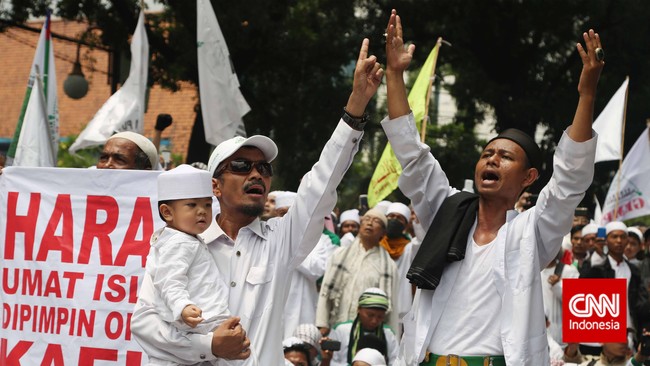 Politikus Gerindra Desmond Mahesa meminta masyarakat harus mencermati terlebih dahulu alasan dan persoalan FPI mendemo Ahok.