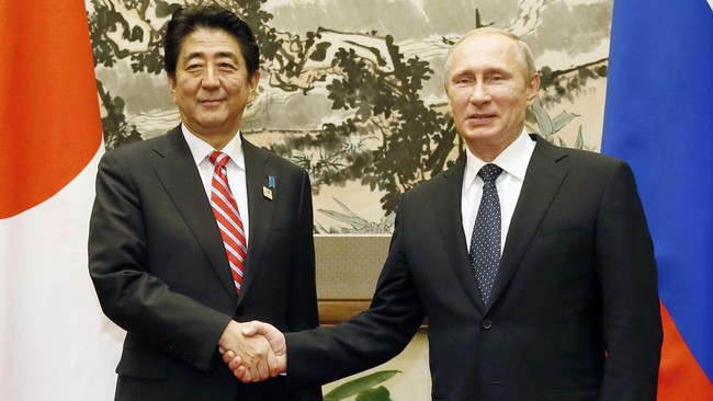 Perdana Menteri Jepang Shinzo Abe mengadakan pertemuan bilateral dengan Presiden Rusia Vladimir Putin dan mendesak agar Rusia menjaga gencatan senjata.