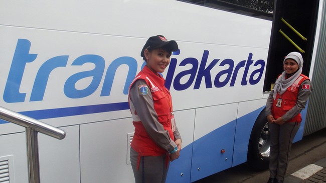 Niko Adeli (23) dan Siti Nurhayati (23) tewas tersengat listrik saat turun dari jembatan halte TransJakarta di kawasan Mangga Dua Selatan, Jakpus, dini hari.
