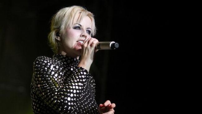 Vokalis grup musik Cranberries Dolores O'Riordan setelah menyerang pramugari dan polisi pada penerbangan dari New York menuju Shannon, Irlandia.