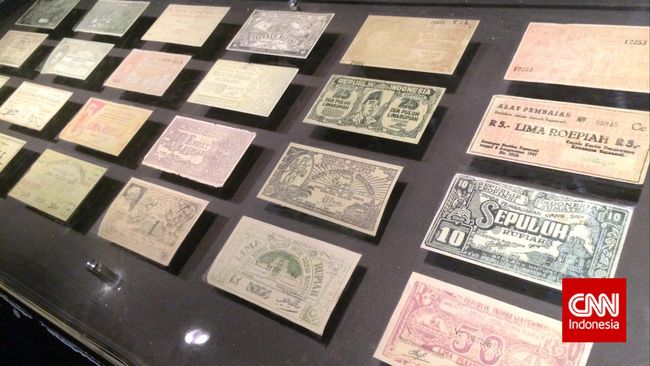 Di Museum BI Anda dapat melihat langsung replika ruang brankas penyimpanan stok emas negara Indonesia. Keamanan ruang brankas dibuat dengan 3 lapis pintu baja.