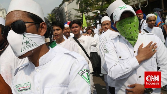 Pemerintah meminta masyarakat melapor ke aparat penegak hukum jika melihat kegiatan atau atribut FPI.