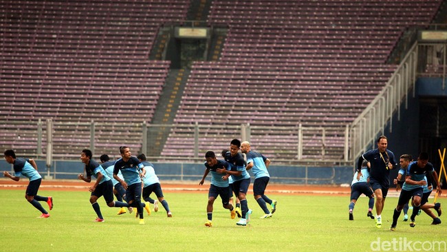 Untuk mendapatkan rumput kelas dunia di dalam stadion, dibutuhkan perawatan dan sistem pengairan serta penggunaan teknologi yang mutakhir.