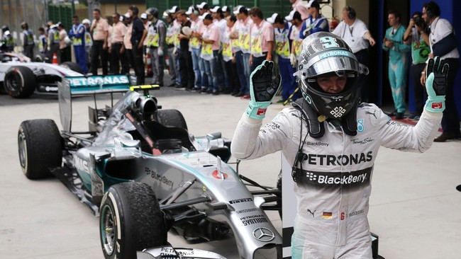 Pebalap F1 Nico Rosberg akhirnya kembali menjadi pemenang setelah melewatkan empat bulan tanpa juara. Pebalap Mercedes itu menang di GP Brazil, Minggu (10/11).